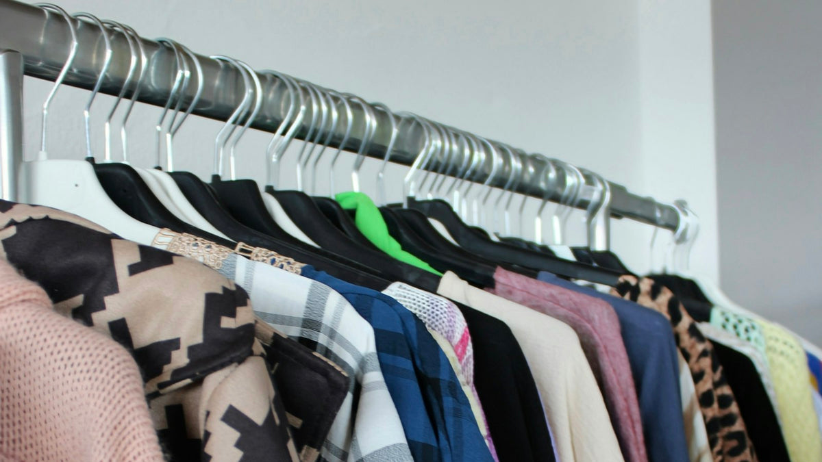 Arara de roupas em processo de revisão durante consultoria de imagem