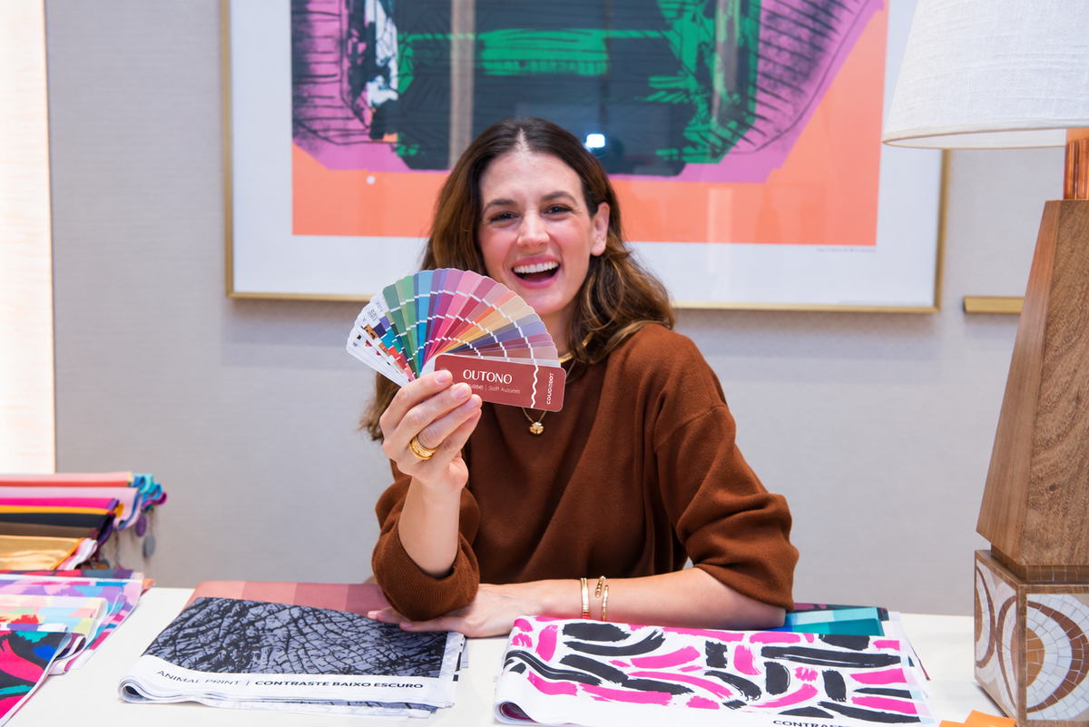 Deh Martini apresentando a Formação Online em Coloração Pessoal da Color Craft
